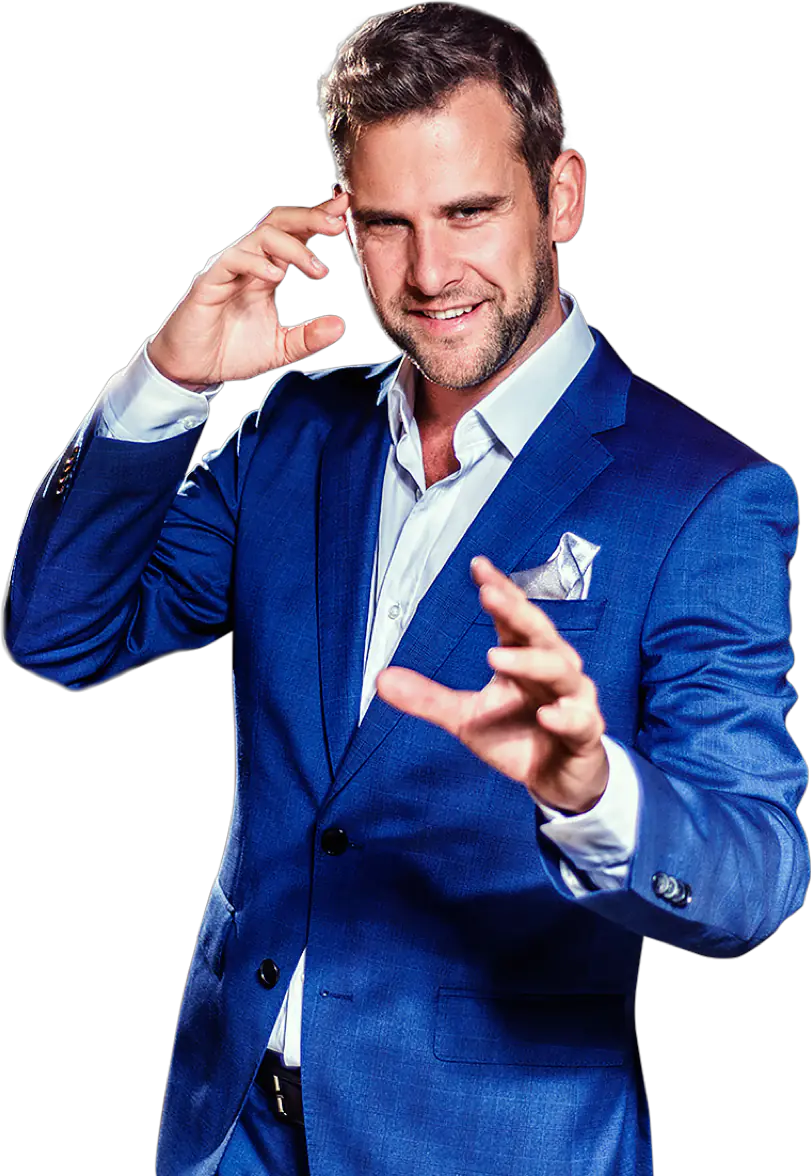 Danny Blue kék öltönyben, bűvészmozdulat közben