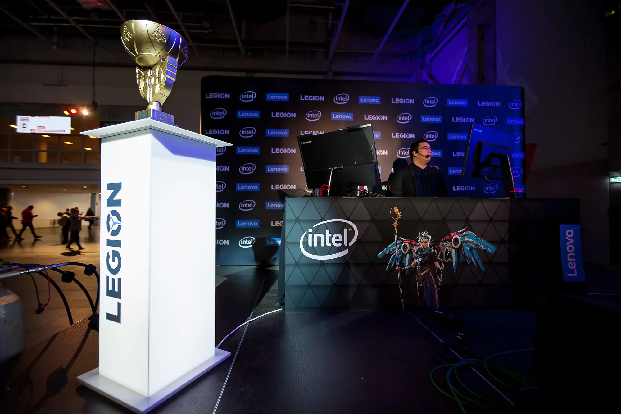 Lenovo Legion e-sport esemény helyszíne világító kupatartó posztamenssel és márkás háttérfallal