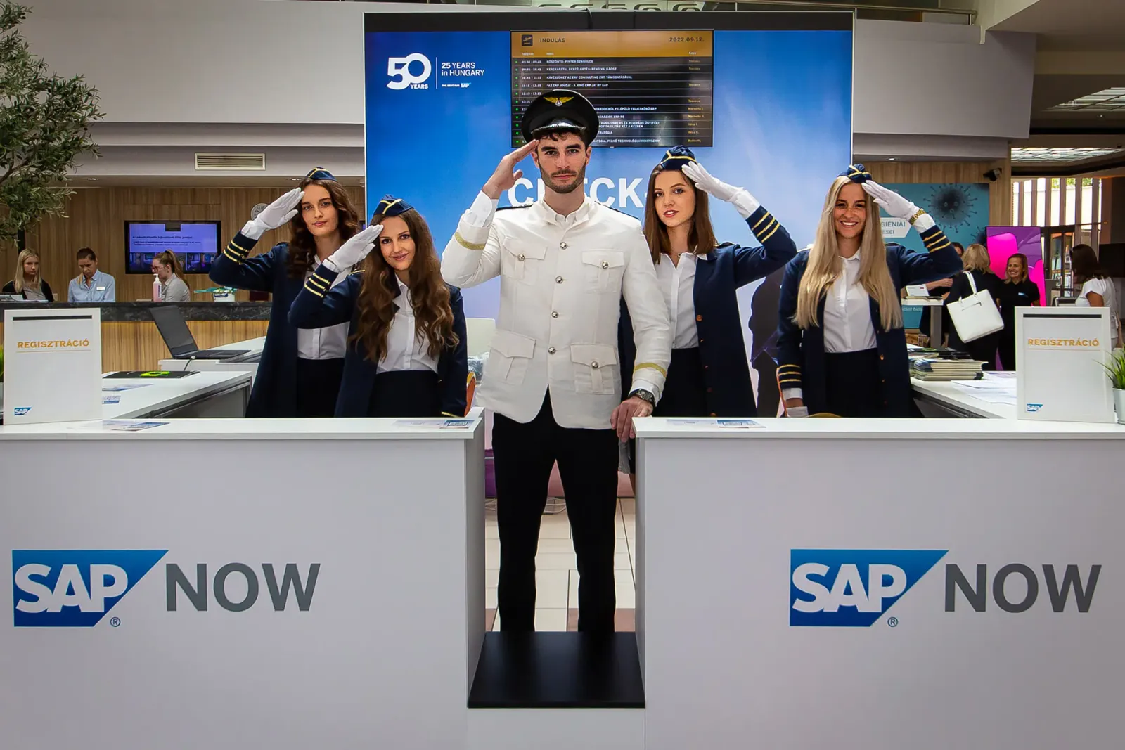SAP now rendezvényet standok körülálló személyzet szalutál.